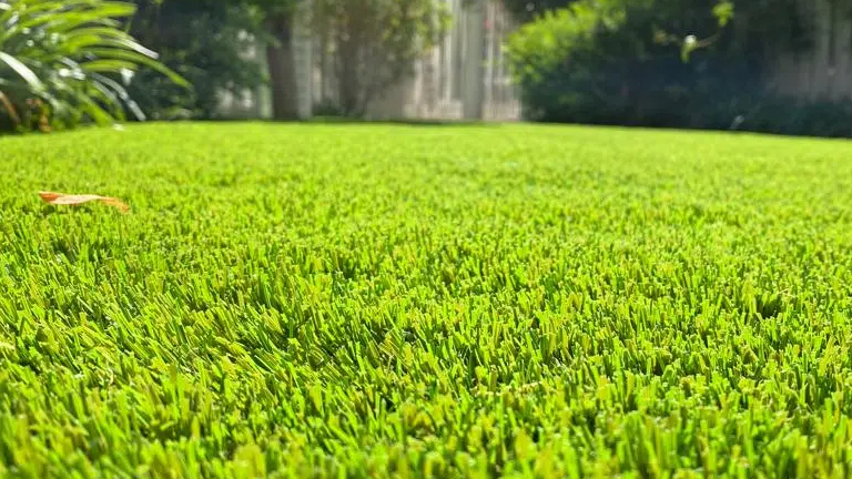 impacto de la reflexión solar en el césped artificial