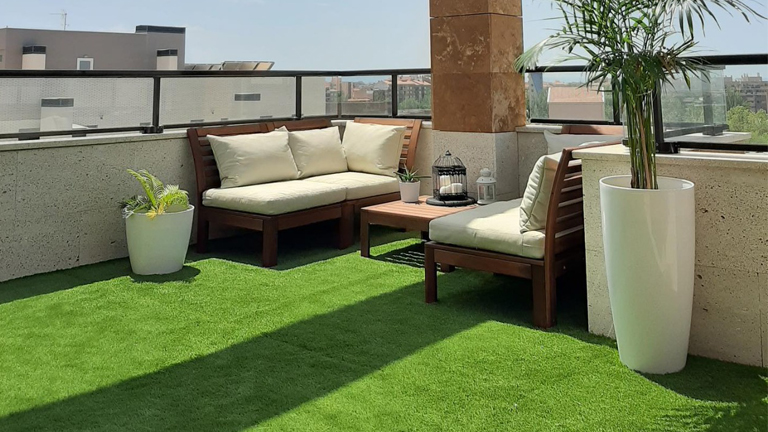 ventajas de disfrutar de césped artificial en tu terraza y jardin